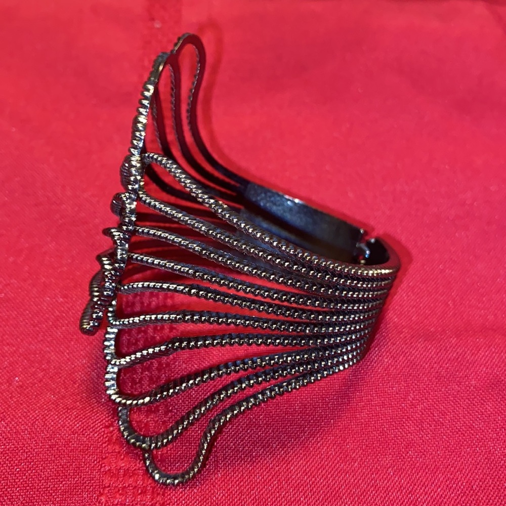 Hinged bracelet - Picture 2 of 4